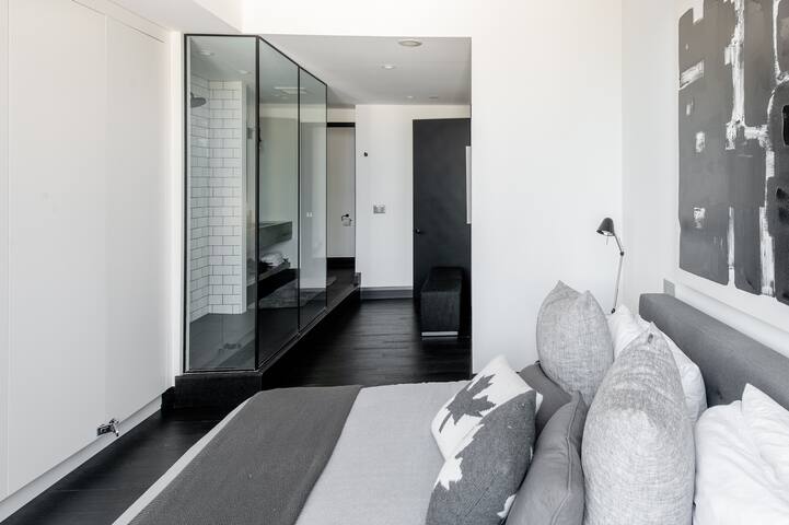 Corner Penthouse with Skyline and Lake View! gallery image 5