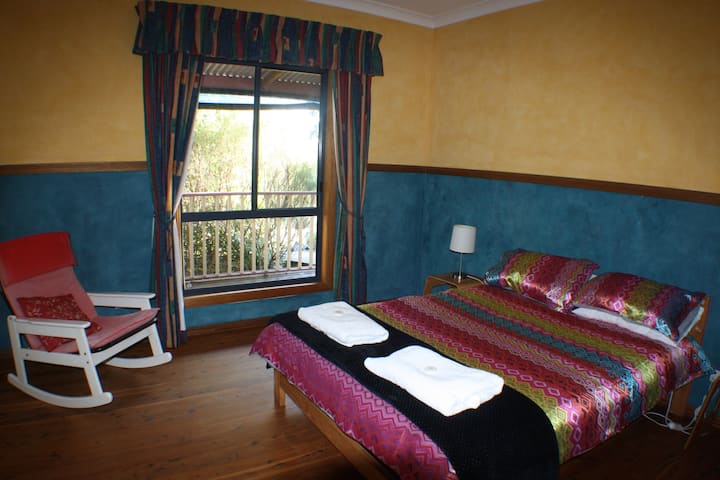 Ова не е вашето трчање низ куќата. Секоја спална соба е убаво опремена, со различна тема или изглед.