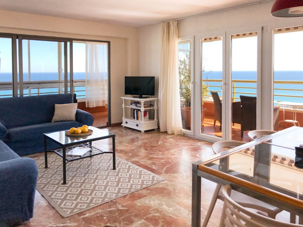 Popular Airbnb listing: Great beachfront apartment in Alacant / Alicante