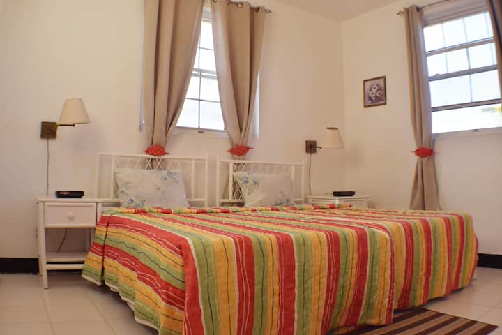 Dhoma e dytë e gjumit ka gjithashtu dy krevate dopio që mund të bashkohen për të bërë një king ose të ndarë për individët. Ka 3 dritare dhe dhoma mbahet shumë e freskët. Ka gjithashtu shumicën e shërbimeve si dhoma tjetër e gjumit.


   

