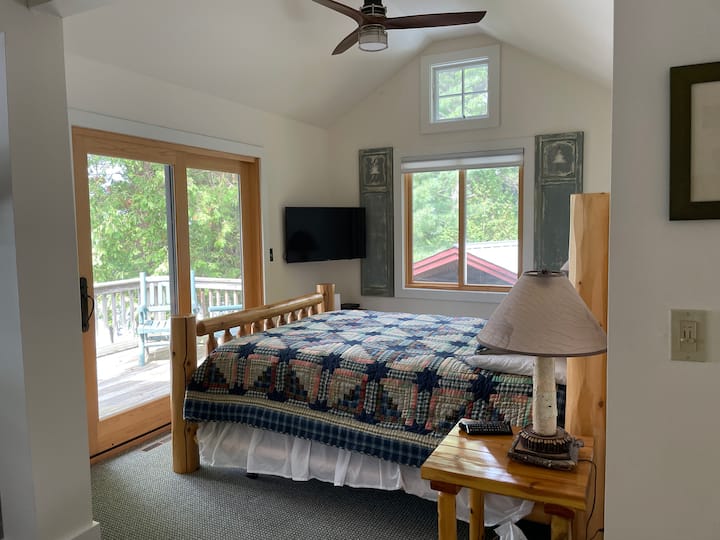 غرفة النوم الرئيسية رقم1 مع باب منزلق إلى شرفة تطل على بحيرة شامبلين.