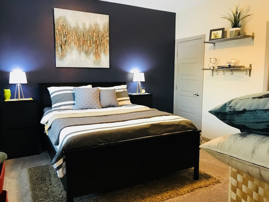 Private Bedroom w/ Queen Size Bed