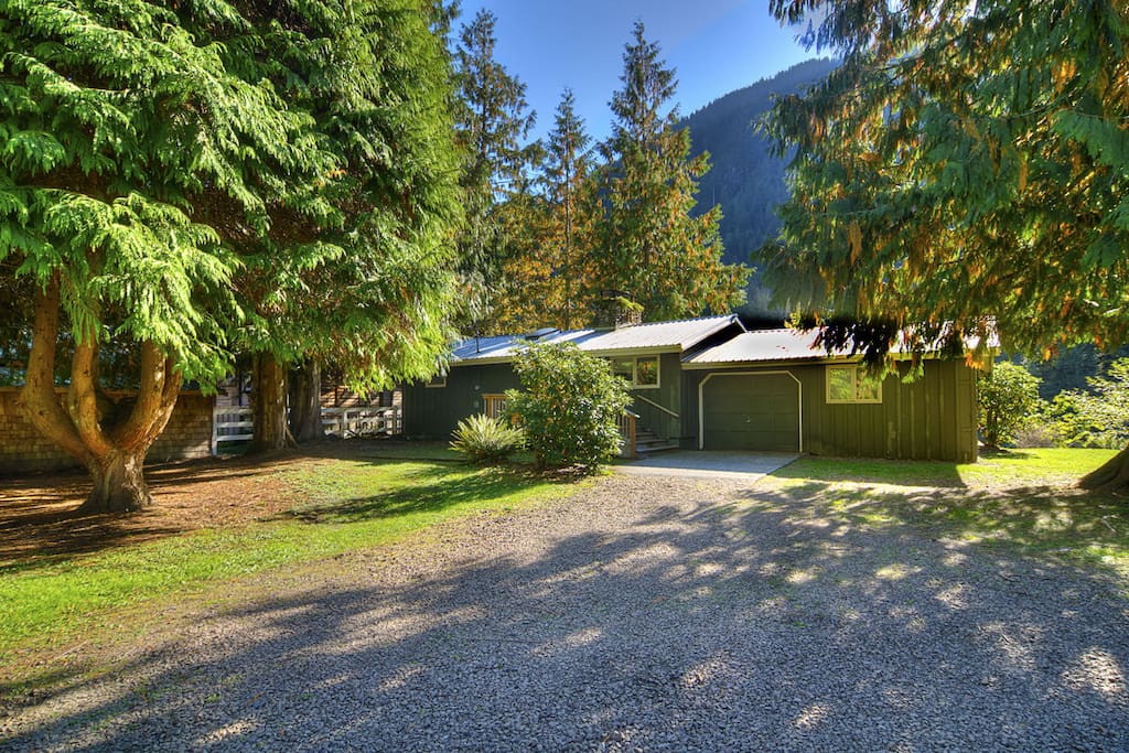 Large, sprawling ranch estate with parking for everyone.