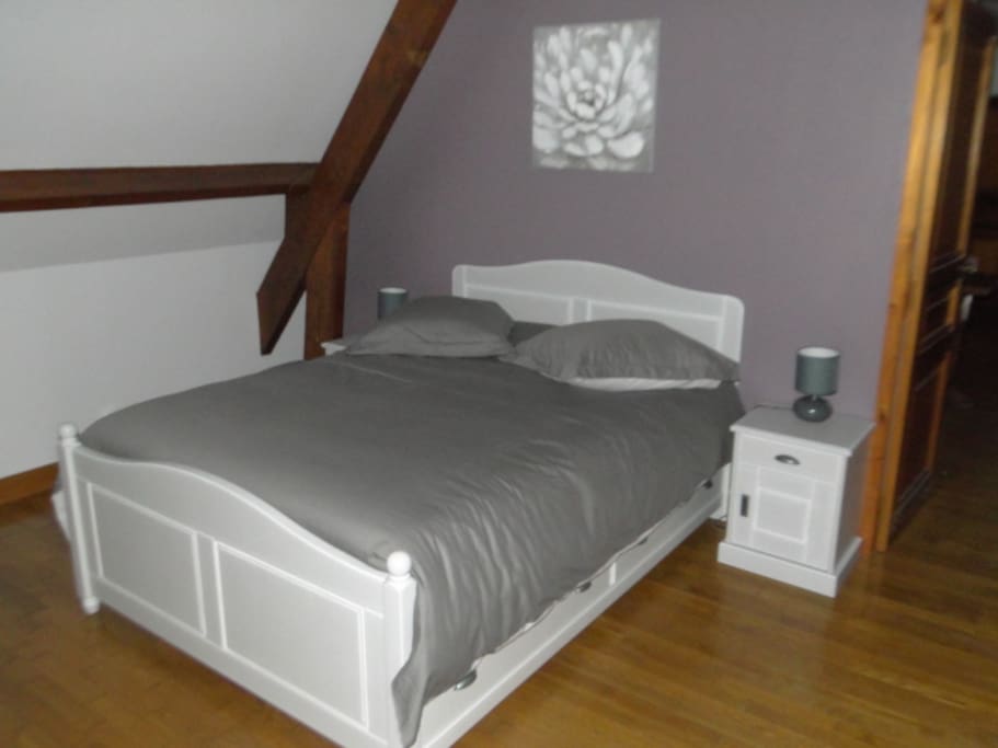 Le lit en 140 et les 2 chevets