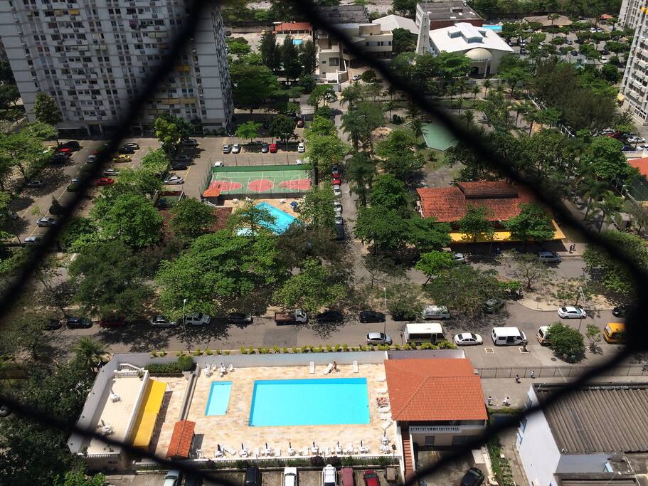 Piscina do prédio.