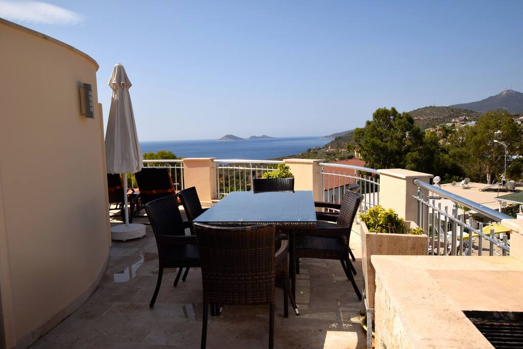 Outside dining & BBQ on the roof terrace