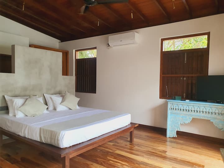 Dormitorio principal frente a la terraza con la pequeña piscina.