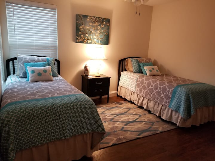 Bdrm #3 - 2 kreveta za jednu osobu s madracima na jastuku XL i luksuznim plahtama i jastucima