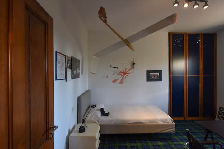 Спална соба со два единечни кревета со поглед кон градината