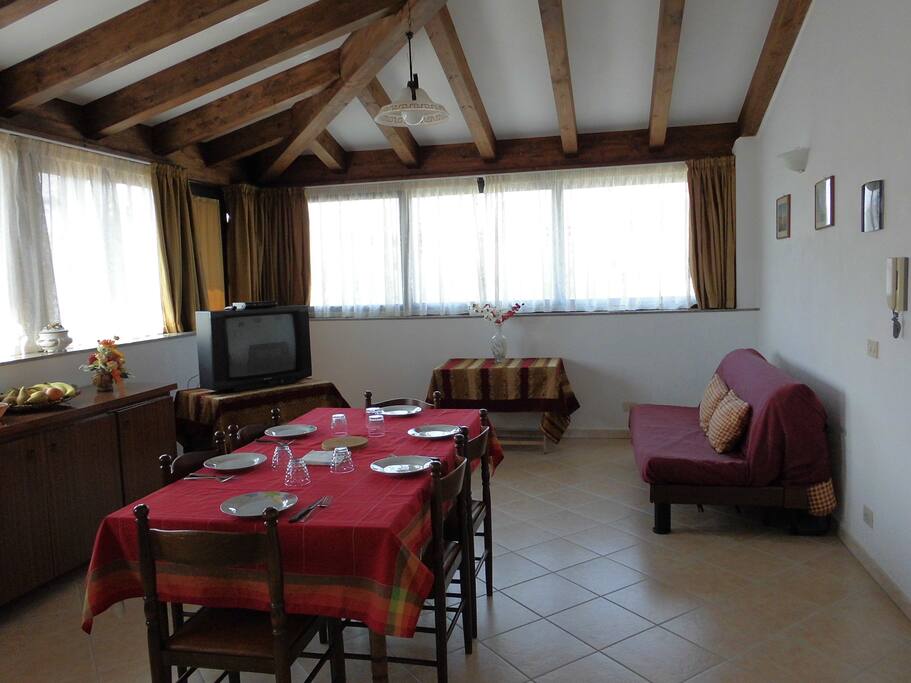 cucina soggiorno con divano letto