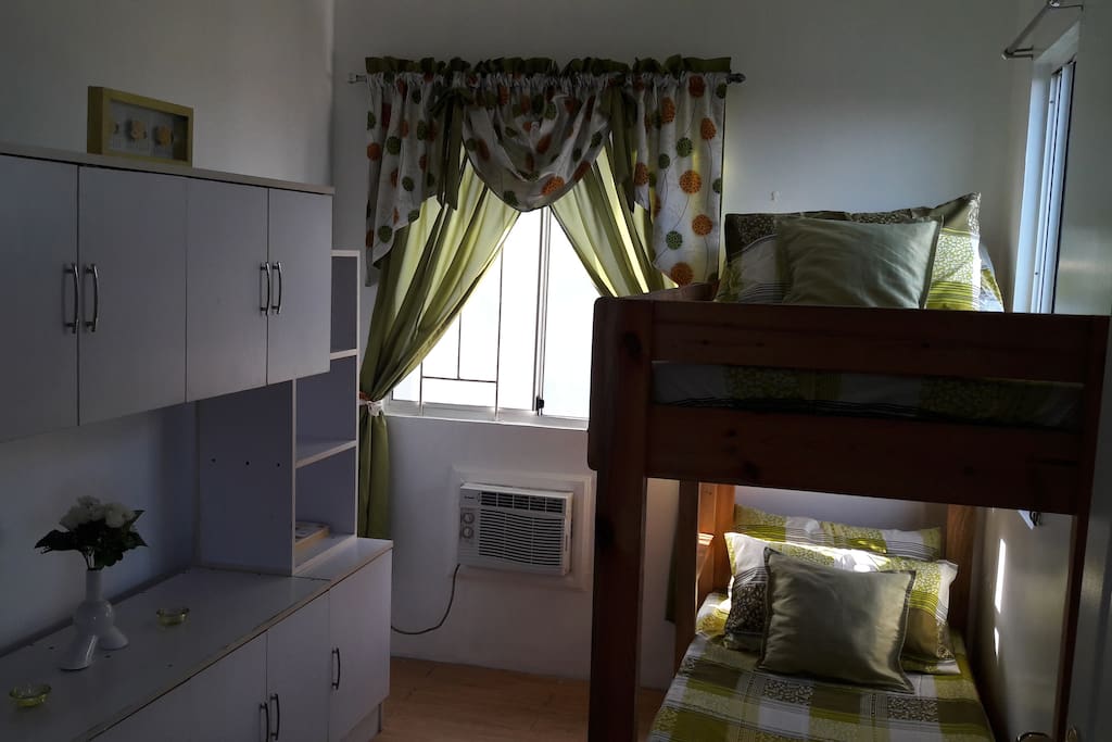 room w/ bank bed