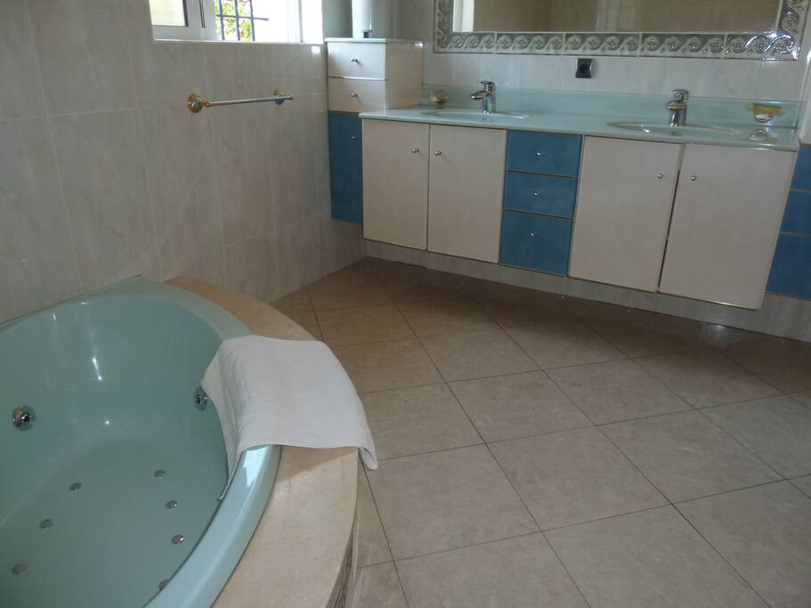 Salle de bains rez de chaussée avec baignoire jacuzzi