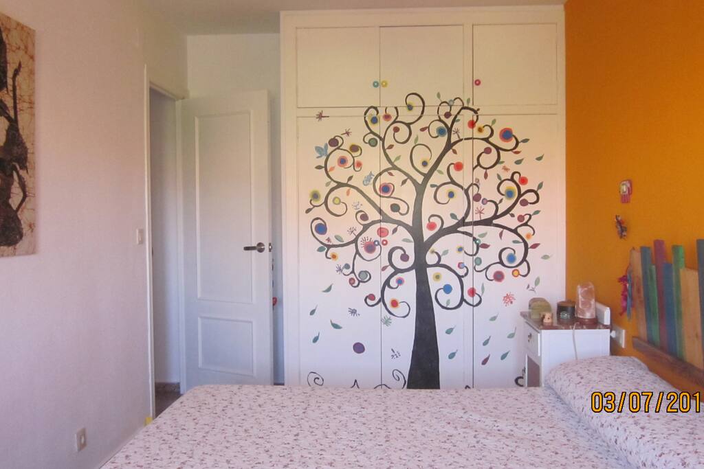 habitación de matrimonio con armario pintado por la anfitriona.