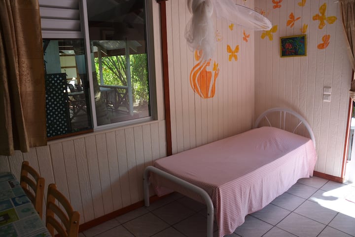 2. jednolôžko v obývacej izbe so sieťkou proti komárom