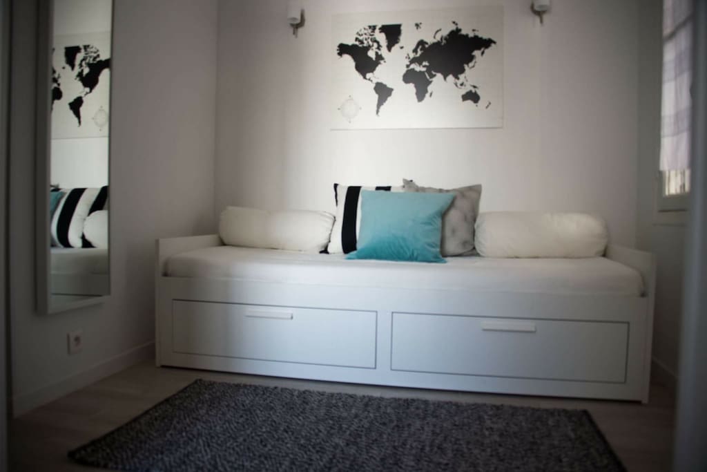 Entrance daybed that can pull out into a double bed for two people