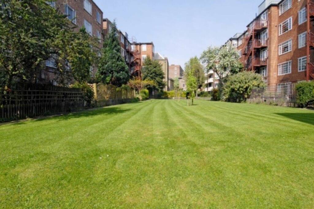 The flat has a direct entrance to a common & a private garden via the kitchen.