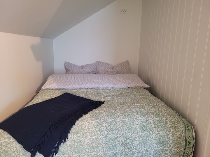 Apartament i rehatshëm dhe i rehatshëm me ambient të rehatshëm gjumi.  Raft i përshtatshëm për të pasur një telefon, prenotim dhe abazhur komodine.