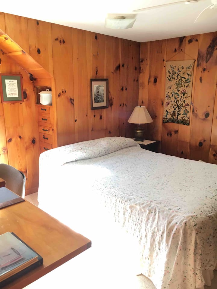 ชั้น 2 ห้องนอน 3: เตียงใหญ่และพื้นที่ทำงานบนโต๊ะทำงาน