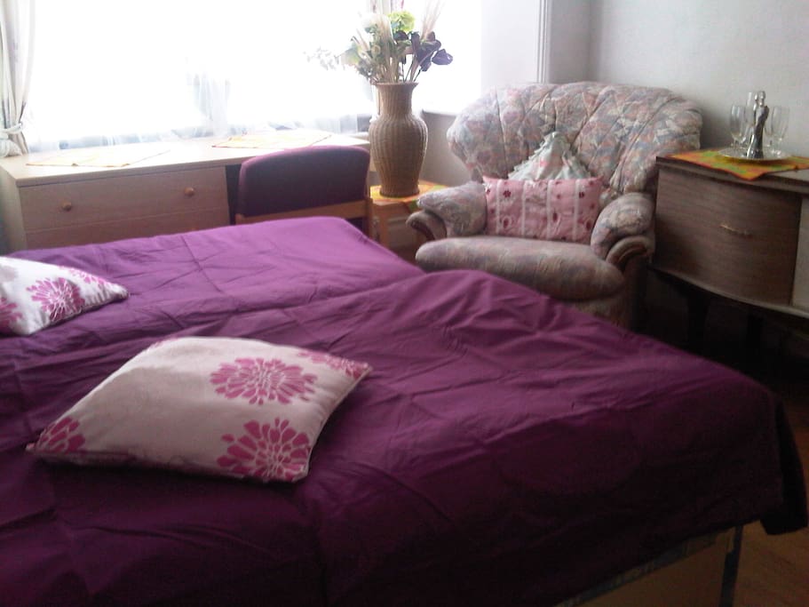 This lovely ground floor, spacious room contains a double bed and 2 single beds. There is an enormous bay window overlooking the garden and park. There is a writing desk a bespoke sideboard and wardrobe.