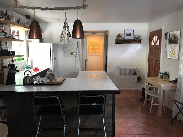 In-town 1 Bedroom w/ Off-street Parking