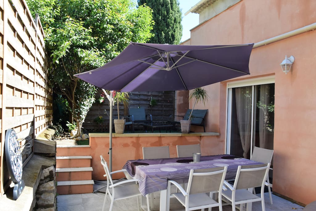 La terrasse, avec coin détente, table à manger 6 personnes, et un jacuzzi pour 4,5 personnes...