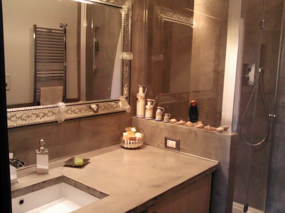 bagno privato moderno e con doccia