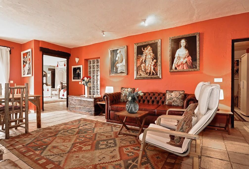 DOWNSTAIRS:
Lounge and dining area.