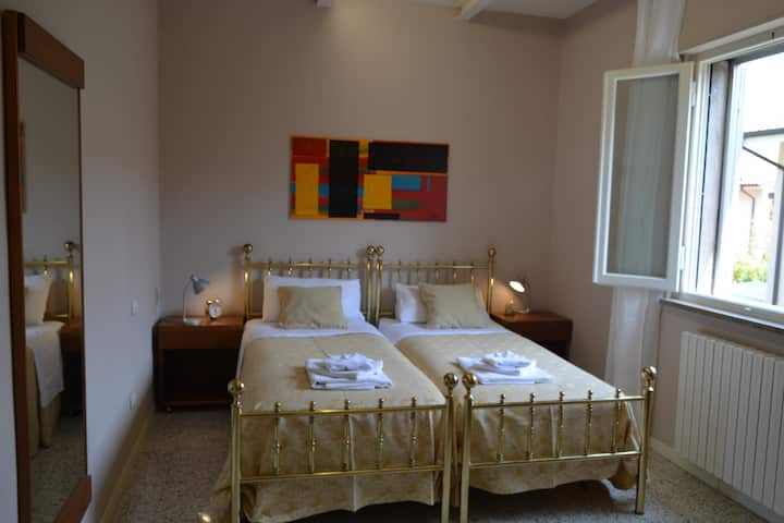 Bedroom 2 with 1 double bed + 1 single bed or 3 single beds, room with air conditioning.
