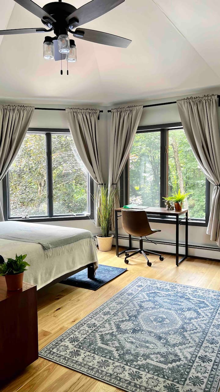 سرير بحجم كبير في غرفة نوم في الطابق الثاني