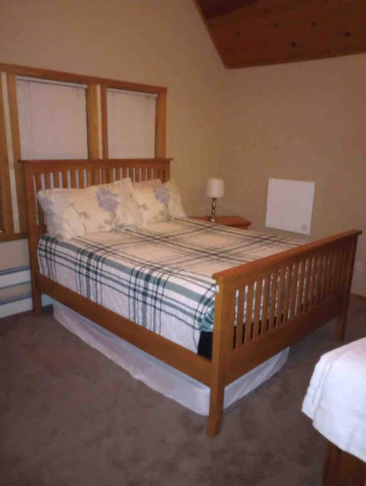 Това е втората спалня, разположена на горния етаж, идеална за втората двойка, която иска уединение от деца. 