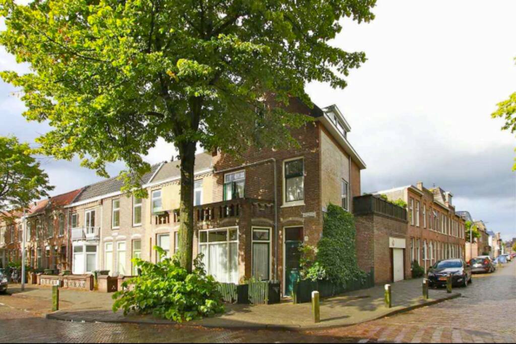 Hoekhuis uit 1927
met gratis parkeergelegenheid