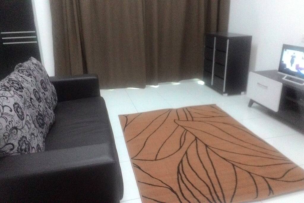 Ruang tamu lengkap dengan tv berserta Astro