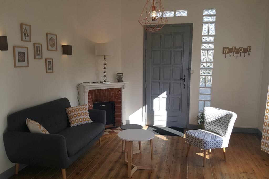 salon avec tv, hifi, lecteur dvd