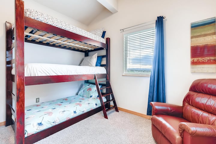 客房内也有个人水槽/盥洗台。山麓和山谷的壮丽景色。