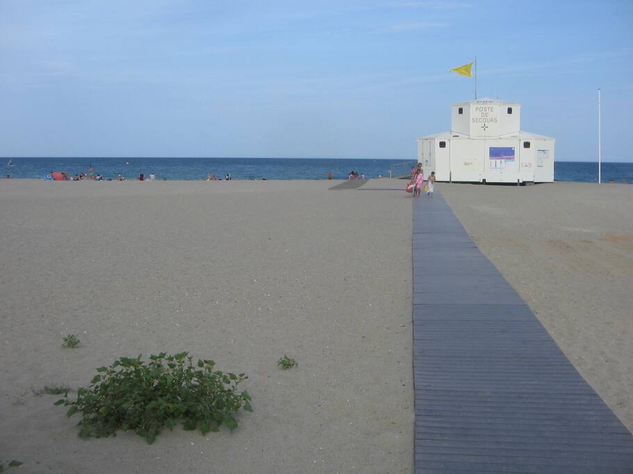 la plage se situe a 200m votre vehicule restera sur le parking prive