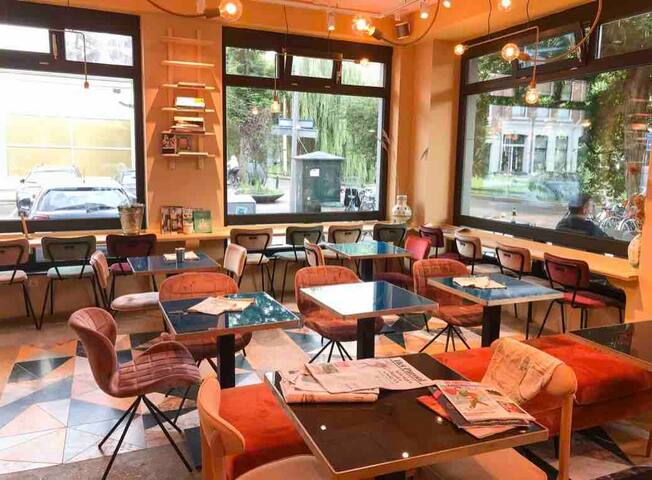 Center family home. Large Garden+Private Parking gallery image 5