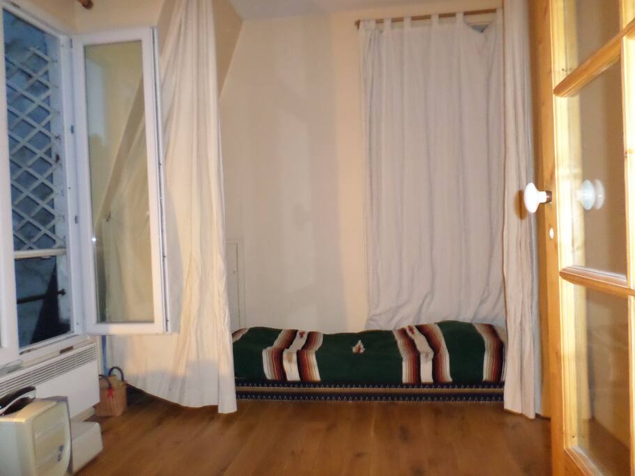 Chambre 1 sur cour.