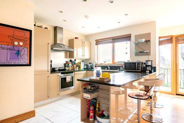 Two storey house in beautiful Killiney suburb. gallery image 5