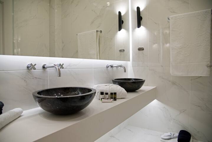 Apeliotis |2BDR Suite Acropolis View |Four Streets gallery image 5