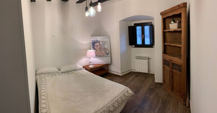 Dhomë dyshe e përshtatshme në katin përdhes nëse shkallët dhe banja në katin përdhes