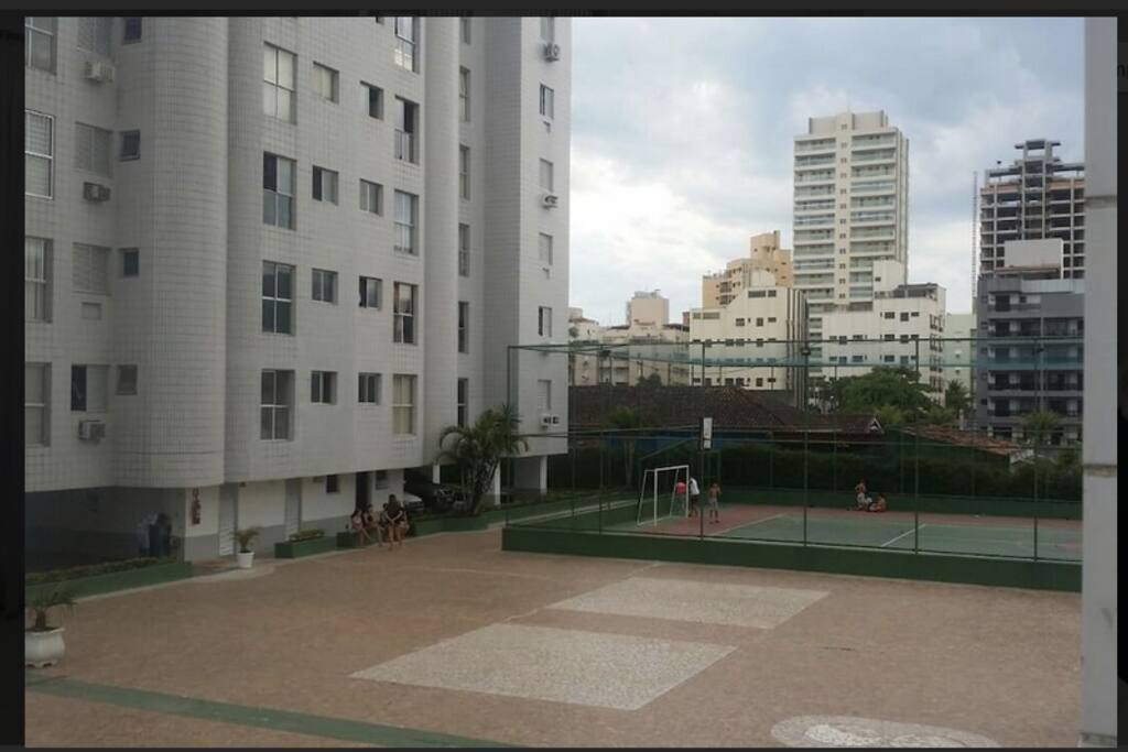 Um dos prédios e quadra poliesportiva