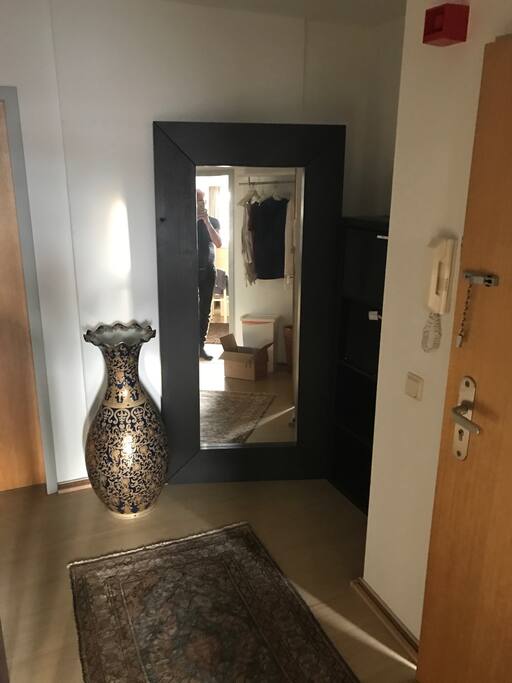 Gemütlicher Flur mit Garderobe und großem Spiegel