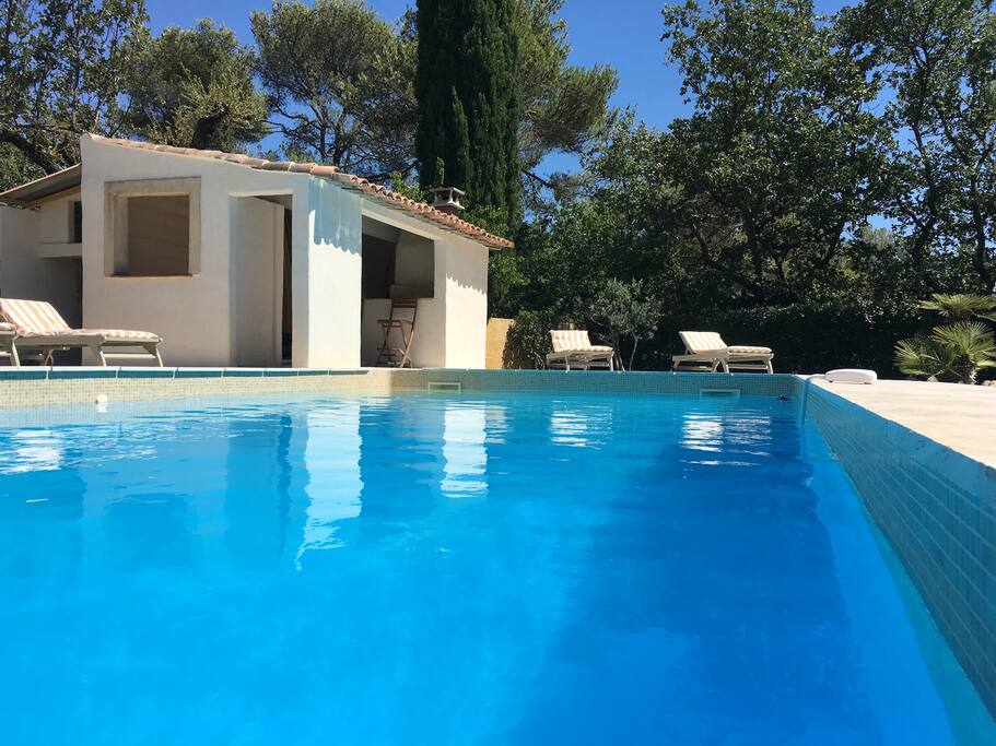 grande piscine 5*12
de 1M50 à 2M80
pool house et grande plage