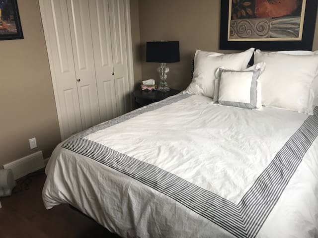 Clean room near downtown (2)