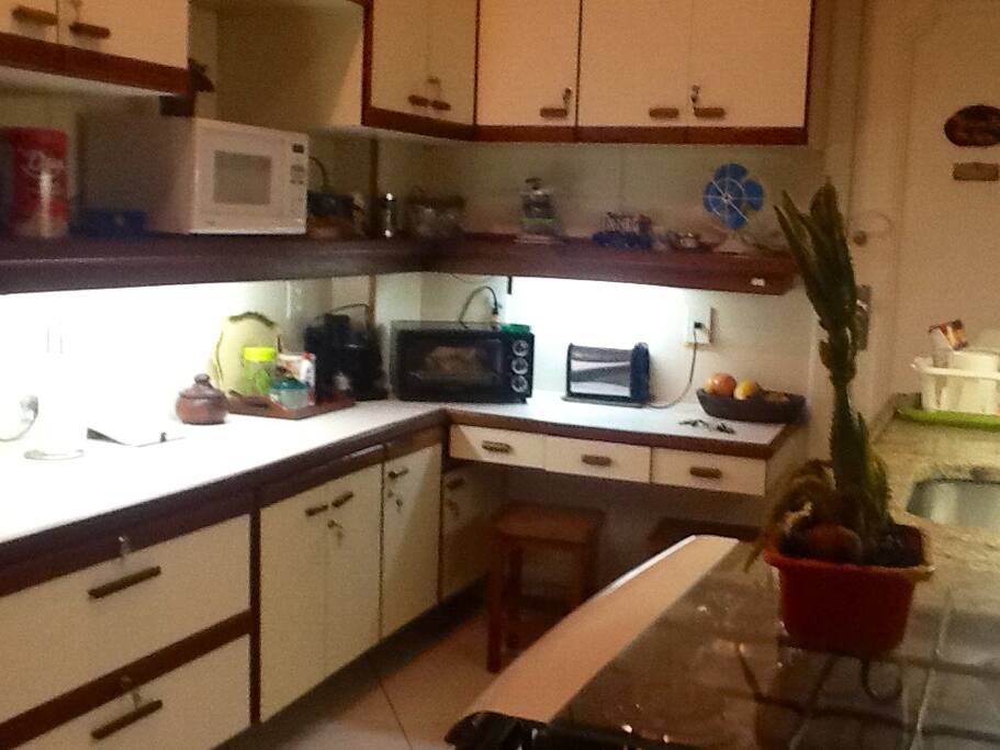 Ampla cozinha, equipado com máquina de lavar louca, microondas, cafeteira, fogão, refrigerador é demais itens.