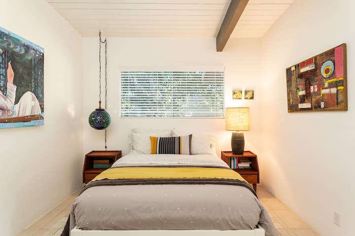 花园边客房，配有双人床