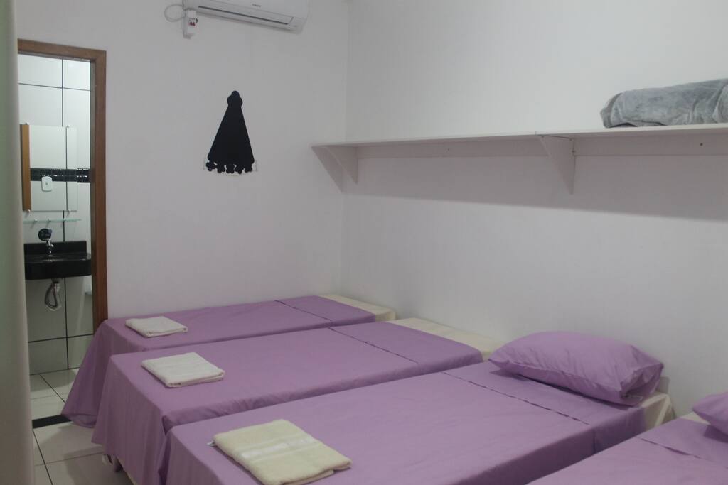Quarto quadruplo com 3 camas de solteiro padrão e uma de 1,70 de comprimento