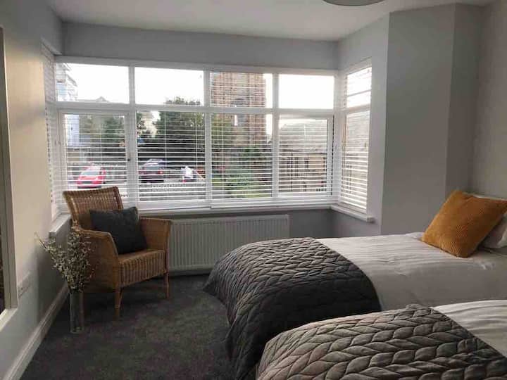 Výhľad z predného okna spálne 