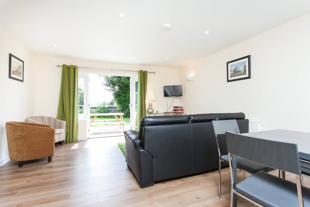 Light airy front room/dinning room