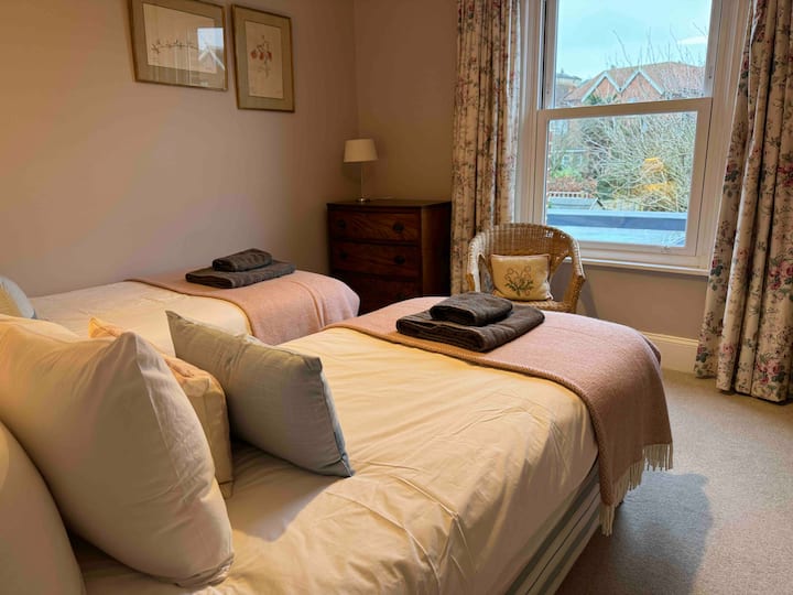 Twin room with en suite bathroom